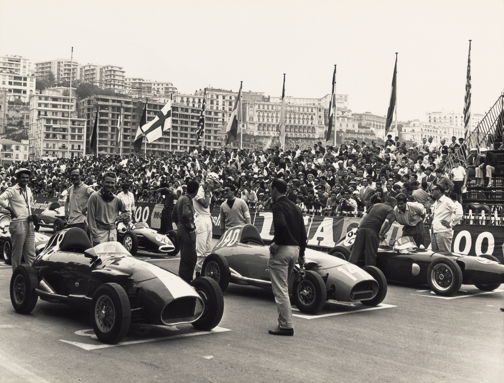 Due Stanguellini Formula Junior, col muso accorciato, sulla griglia di partenza in occasione del GP di Monaco del 1960