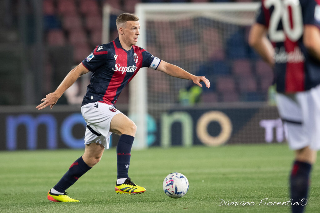 Calciomercato Bologna - Lewis Ferguson in azione contro il Monza