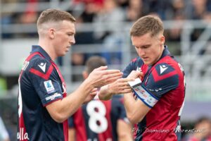 Michel Aebischer riceve la fascia di capitano del Bologna da Ferguson - ©Damiano Fiorentini