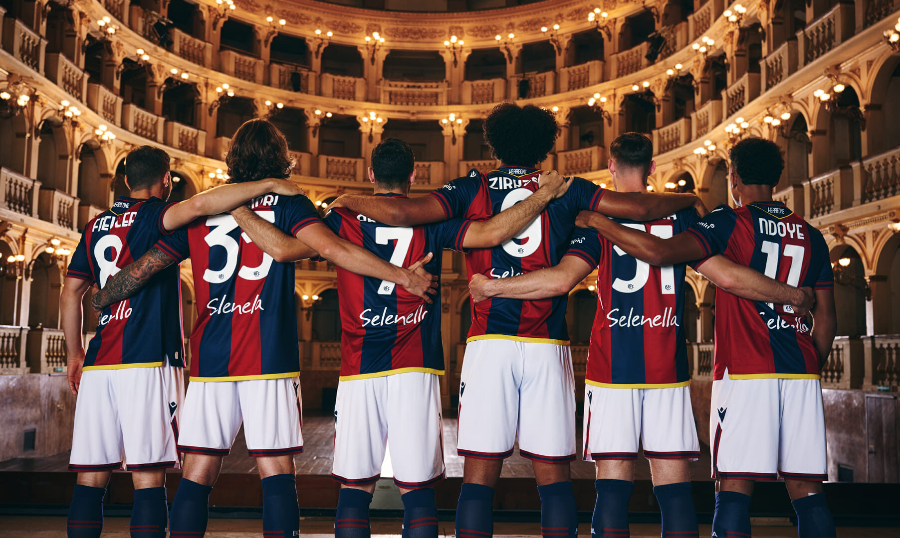 Il Bologna Fc con le nuove maglie Macron per la stagione '24-'25