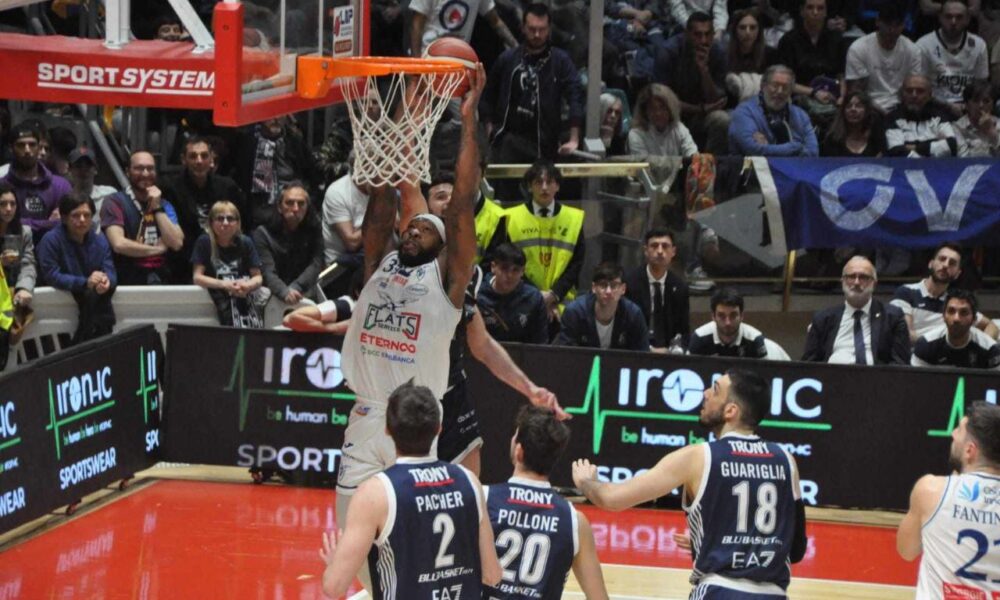 Deshawn Freeman in schiacciata in Fortitudo - Treviglio