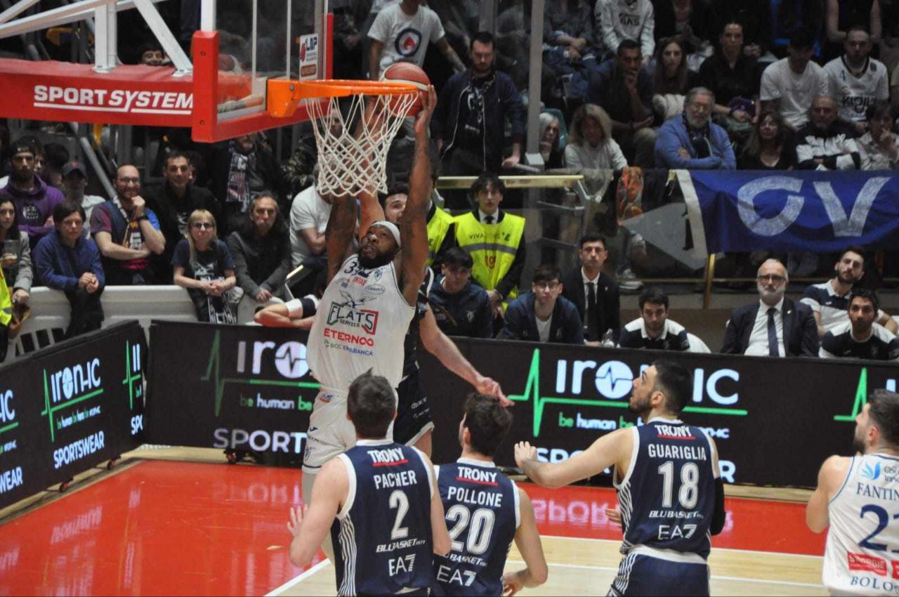 Deshawn Freeman in schiacciata in Fortitudo - Treviglio