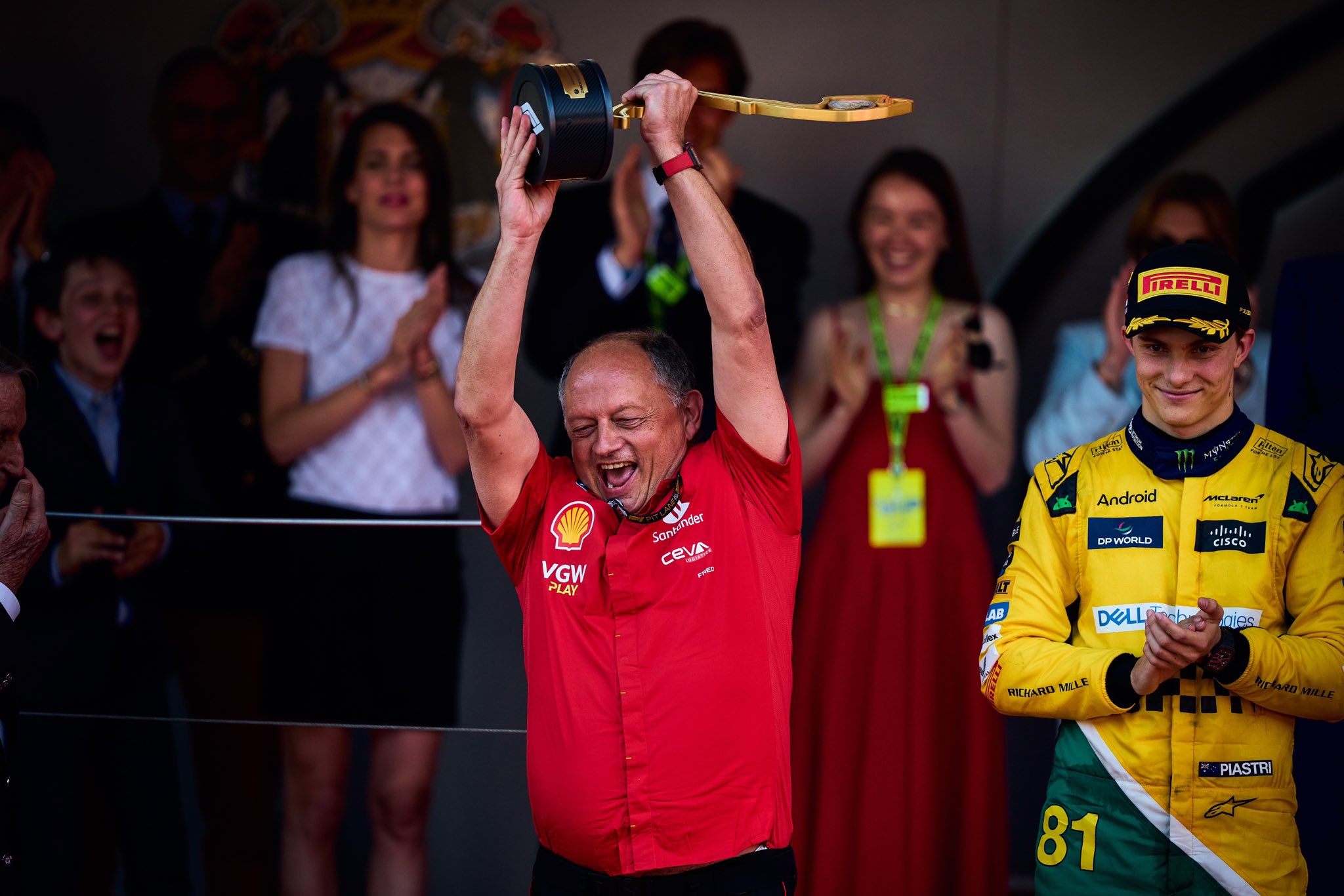 Frederic Vasseur festeggia sul podio di Monaco dopo la vittoria del GP 2024