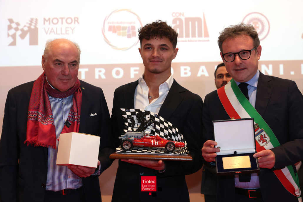 Lando Norris riceve il Trofeo Bandini. Faenza, 10 dicembre 2023.