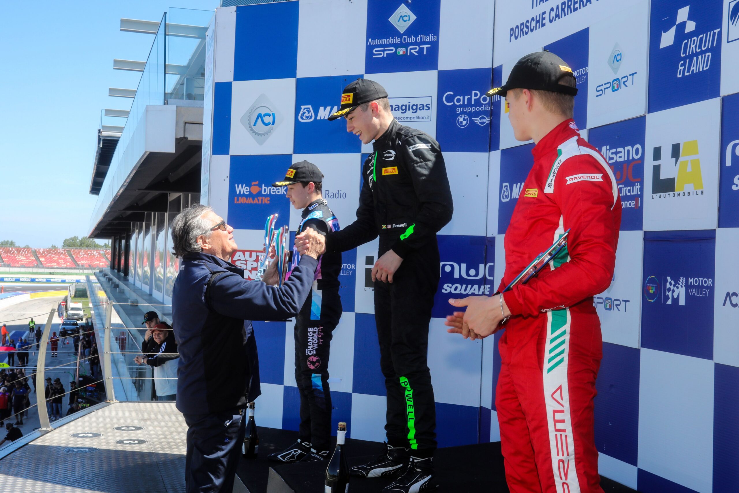 Gian Carlo Minardi premia Alex Powell, vincitore della categoria rookie di gara 3 della F4 Italia 2024 a Misano