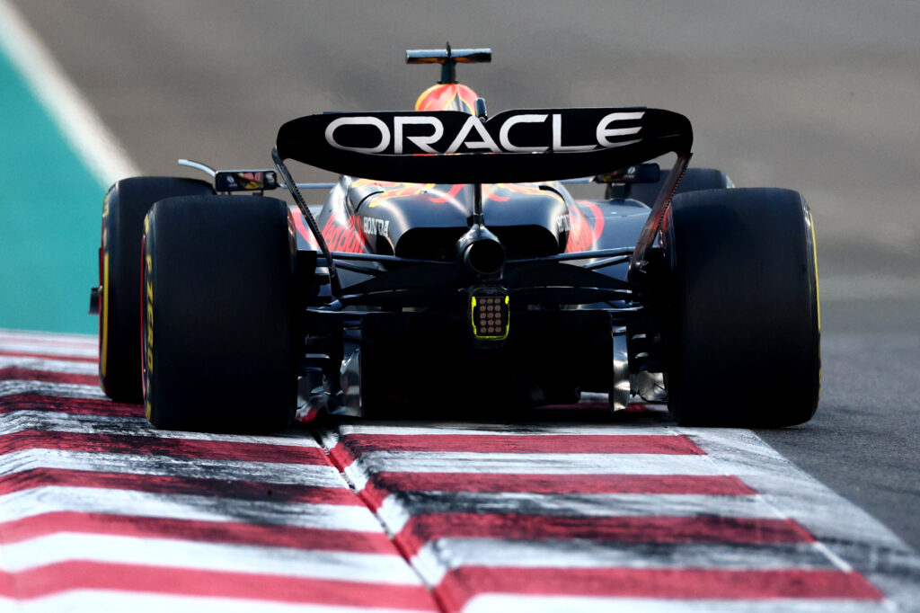 Max Verstappen guida la Red Bull RB19 durante il GP di Abu Dhabi 2023 a Yas Marina