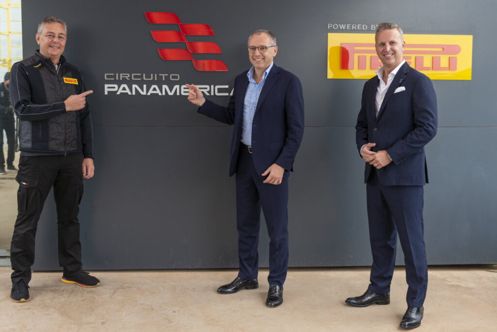 Stefano Domenicali visita il Circuito Panamericano con Mario Isola (sx), direttore di Pirelli Motorsport, e Cesar Martin Alarcon (dx), CEO di Pirelli LatAm