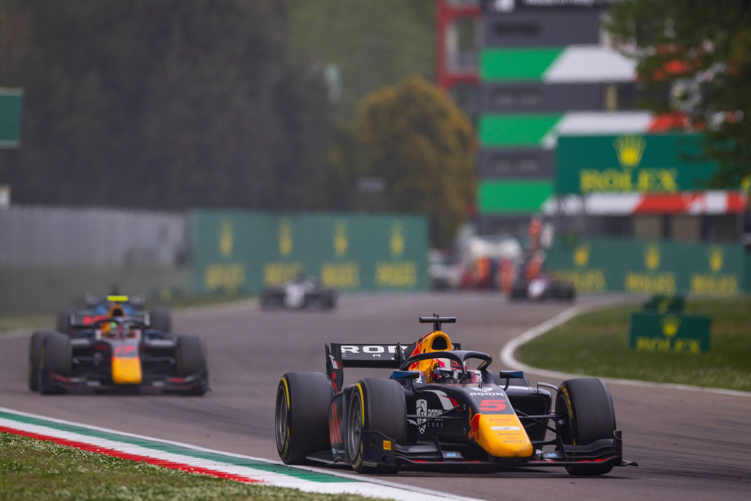 Liam Lawson durante la Sprint Race del Round di Imola di F2 2022