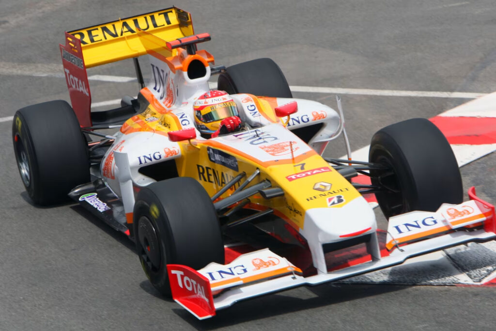 Fernando Alonso al volante della Renault R29 con sponsor ING del 2009