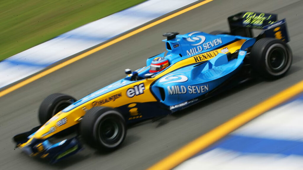 Fernando Alonso al volante della Renault R24 con sponsor Mild Seven