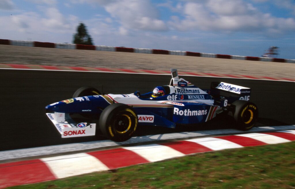 Jacques Villeneuve al volante della Williams FW18 con sponsor Rothmans durante il GP del Portogallo 1996 all'Estoril