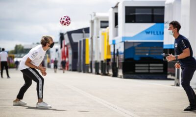 Pierre Gasly palleggia nel paddock di Silverstone il giovedì prima del GP del 70° Anniversario 2020