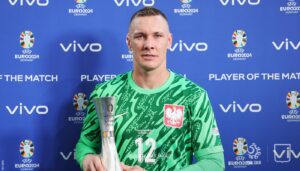 Lukasz Skorupski con il premio di MVP del match Francia-Polonia ad Euro 2024