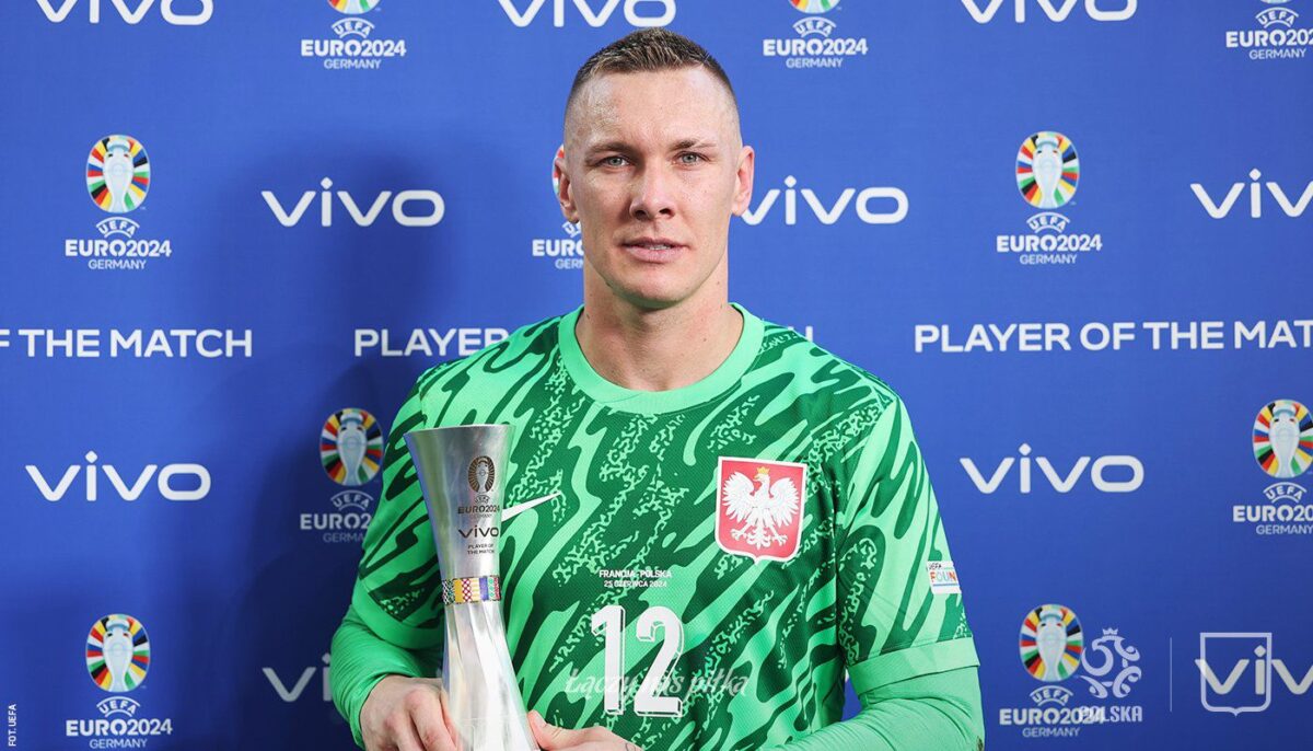 Lukasz Skorupski con il premio di MVP del match Francia-Polonia ad Euro 2024