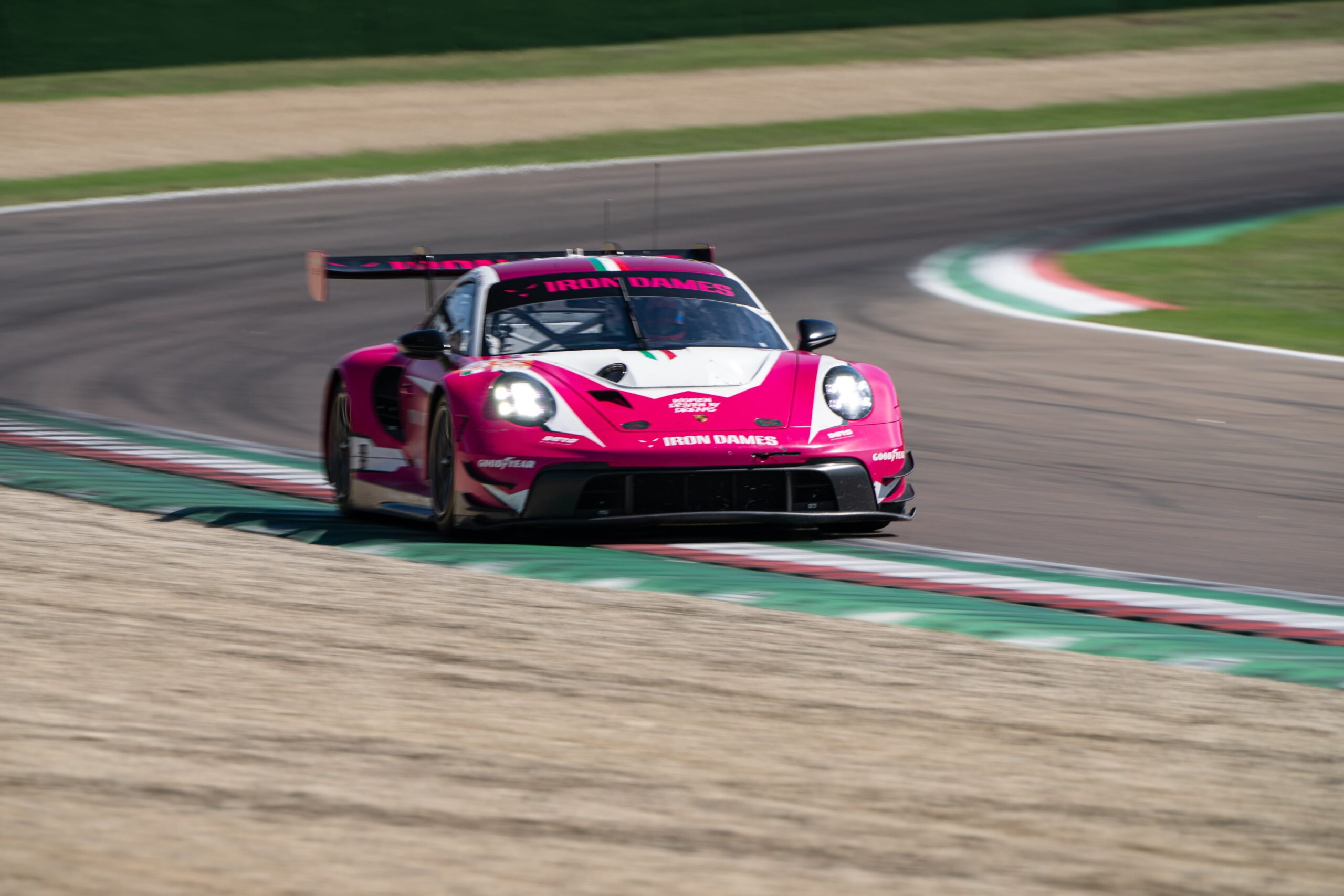 La Porsche #85 delle Iron Dames durante le qualifiche ELMS 4H Imola (© ELMS)