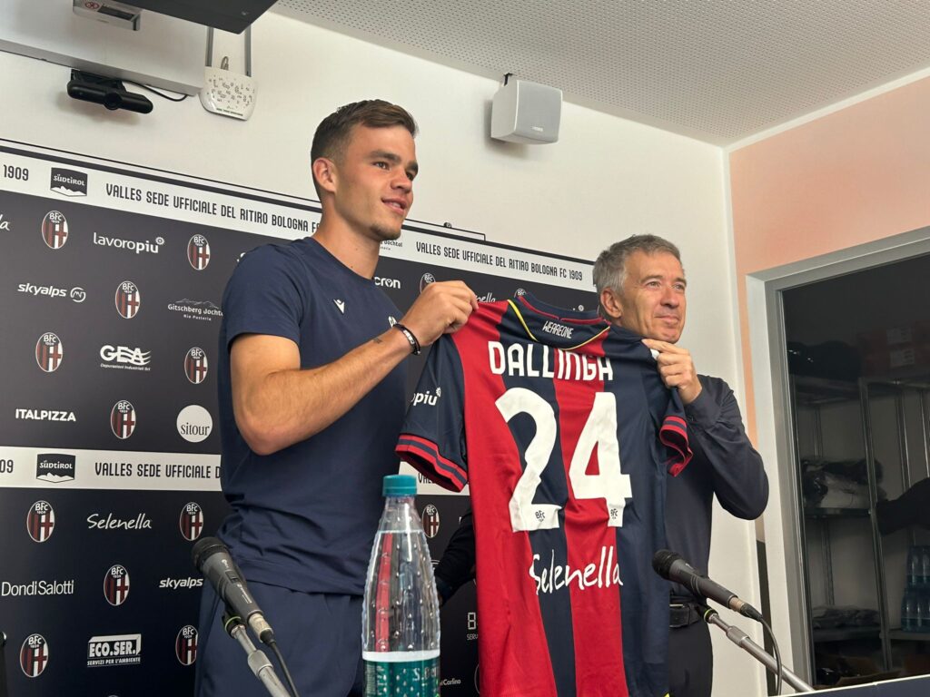 Dallinga con la sua nuova maglia del Bologna