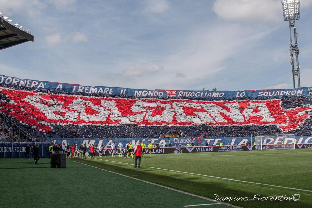 Coreografia dei tifosi rossoblù, bologna