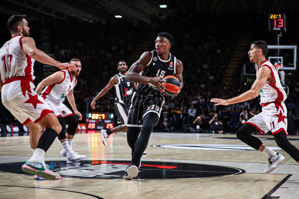 Devontae Cacok prima dell'infortunio(©Virtus Pallacanestro)