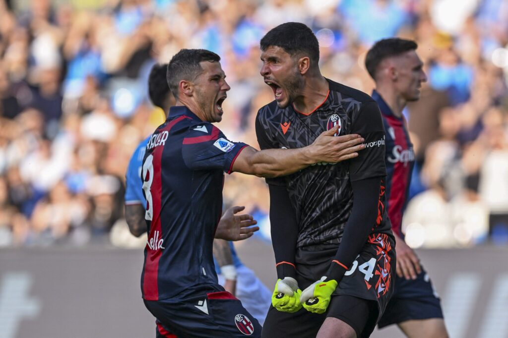 Freuler e Ravaglia durante Napoli-Bologna