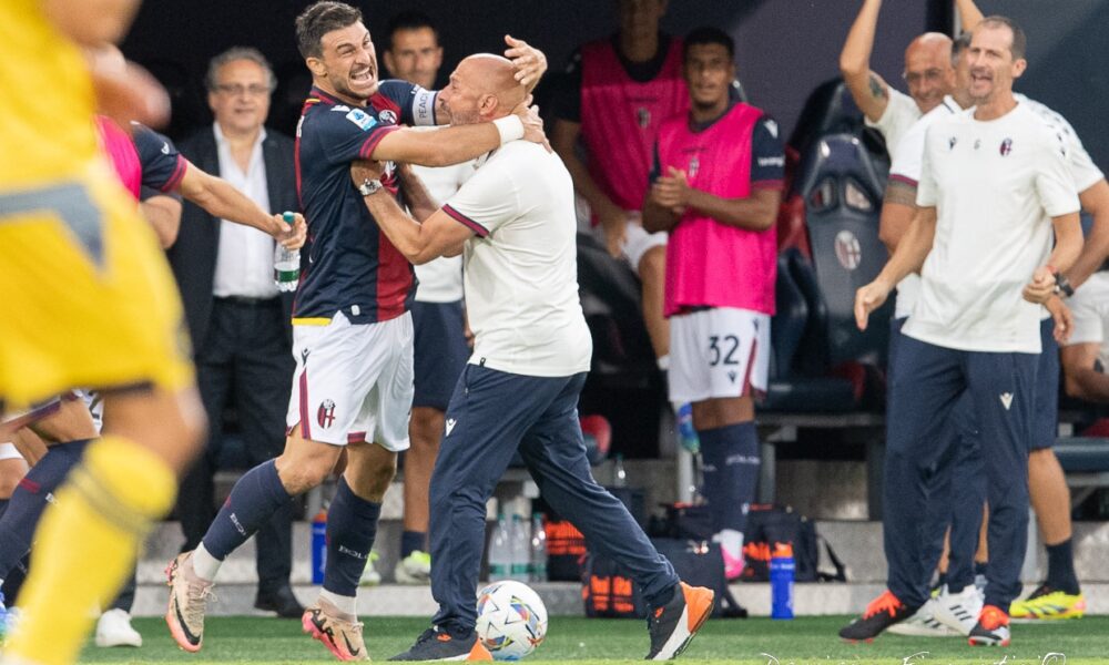 Riccardo Orsolini abbraccia Vincenzo Italiano dopo il gol in Bologna-Udinese (© Damiano Fiorentini)