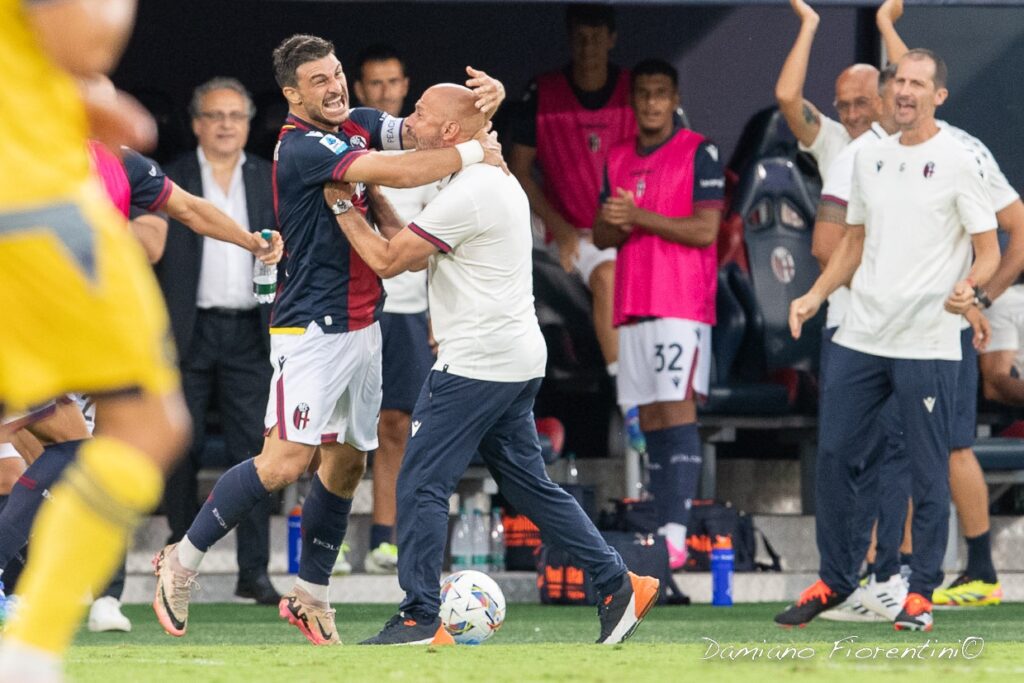 Riccardo Orsolini abbraccia Vincenzo Italiano dopo il gol in Bologna-Udinese (© Damiano Fiorentini)