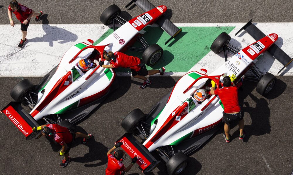 I piloti Prema in pit lane durante il primo weekend di Euro 4 Championship al Mugello