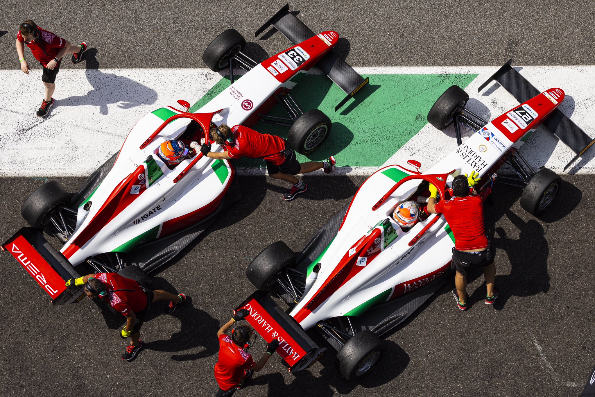 I piloti Prema in pit lane durante il primo weekend di Euro 4 Championship al Mugello