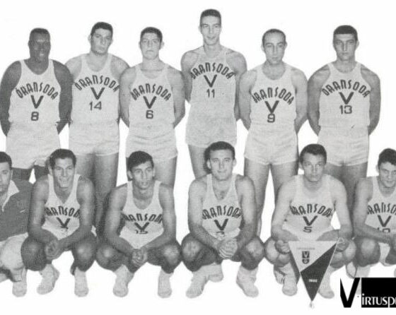 Virtus-Red Knights. Virtus 1958/59. In piedi: Fletcher Johnson, Giovanelli, Lombardi, Calebotta, Alesini, Gambini. Sotto: Gardini, Testoni, Pellanera, Porcelli, Lucev, Canna.