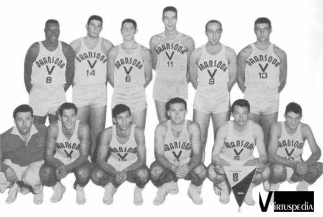 Virtus-Red Knights. Virtus 1958/59. In piedi: Fletcher Johnson, Giovanelli, Lombardi, Calebotta, Alesini, Gambini. Sotto: Gardini, Testoni, Pellanera, Porcelli, Lucev, Canna.