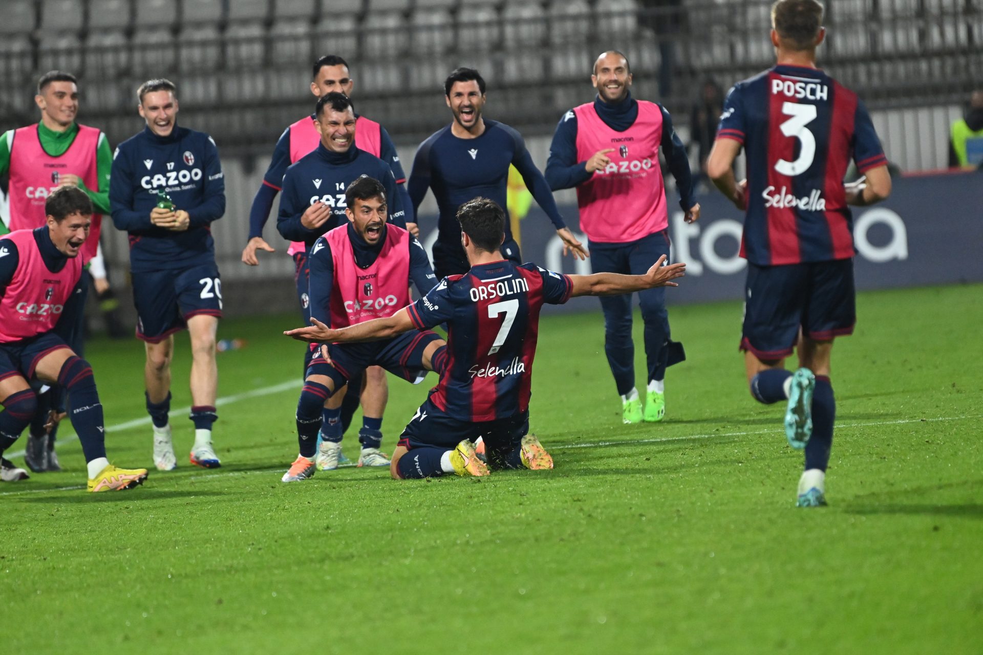 Riccardo Orsolini in gol in Monza Bologna del 2022