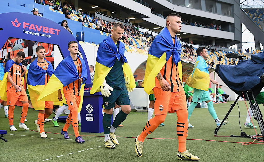 I giocatori dello Shakhtar Donetsk scendono in campo