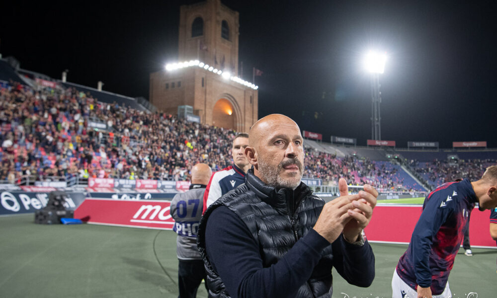 Vincenzo Italiano sotto la Curva dopo Bologna-Atalanta (© Damiano Fiorentini)