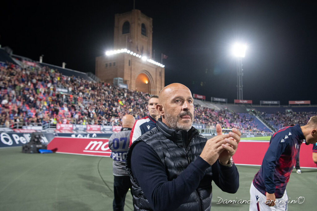 Vincenzo Italiano sotto la Curva dopo Bologna-Atalanta (© Damiano Fiorentini)