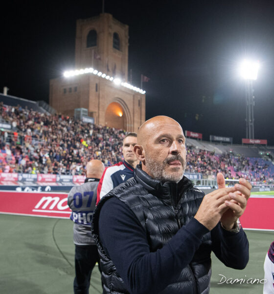 Vincenzo Italiano sotto la Curva dopo Bologna-Atalanta (© Damiano Fiorentini)