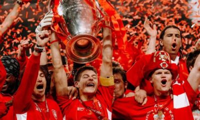 Steven Gerrard, una delle più grandi stelle del passato del Liverpool, mentre alza la Champions