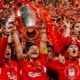 Steven Gerrard, una delle più grandi stelle del passato del Liverpool, mentre alza la Champions