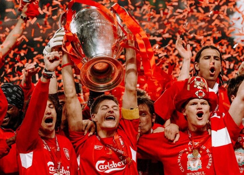 Steven Gerrard, una delle più grandi stelle del passato del Liverpool, mentre alza la Champions