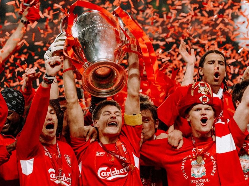 Steven Gerrard, una delle più grandi stelle del passato del Liverpool, mentre alza la Champions