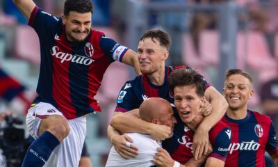 Il Bologna festeggia il gol di Fabbian