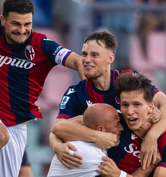 Il Bologna festeggia il gol di Fabbian