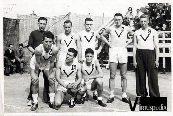 Una foto della Virtus 1939/40. Dietro: Stivani, Paganelli, Bernardi, Marinelli, Rossetti. Davanti: Girotti, Dondi Dall'Orologio, Vannini (Foto Virtuspedia)