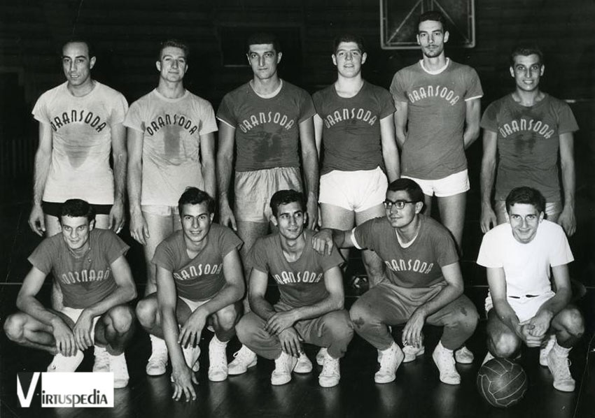 Pesaro Virtus. Virtus 1959/60. In piedi: Alesini, Barlucchi, Gambini, Lombardi, Calebotta, P. Conti. Sotto: Canna, Sardagna, Pellanera, Al. Cremonini, Fiorini.