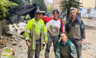 Volontari a Bologna che spazzano via il fango (©Davide Centonze x Più Stadio)