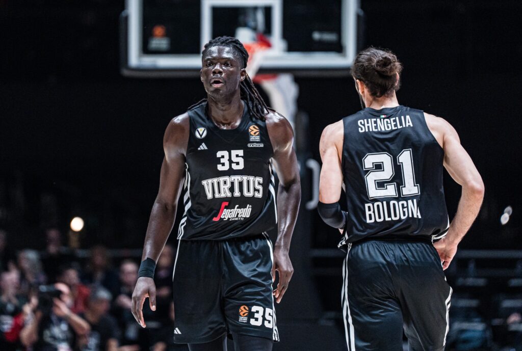 Diouf 7 punti, Shengelia 9 (©Virtus Pallacanestro)