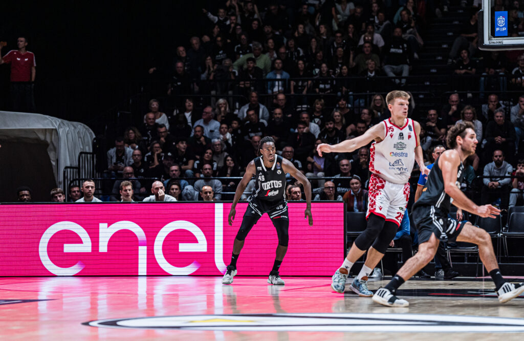 Il LED ENEL nella gara contro Pistoia (©Virtus Pallacanestro)