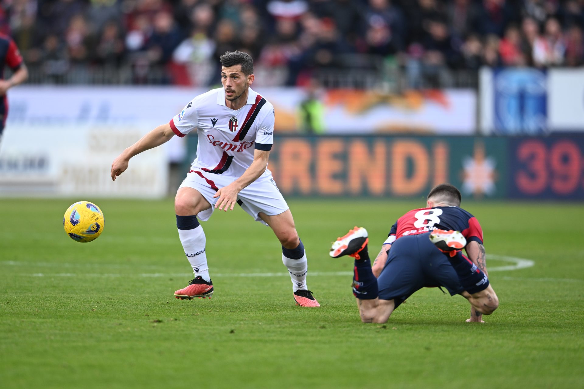 Freuler in azione in Cagliari-Bologna