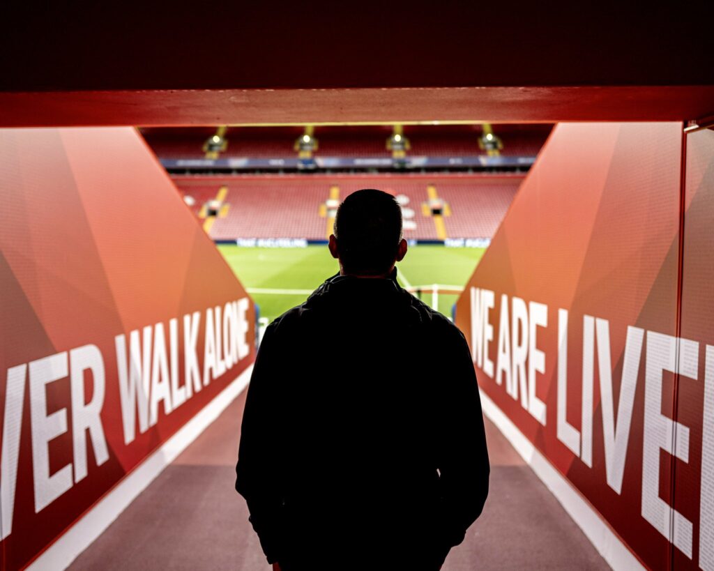 L'ingresso sul prato di Anfield (© Bologna FC 1909)