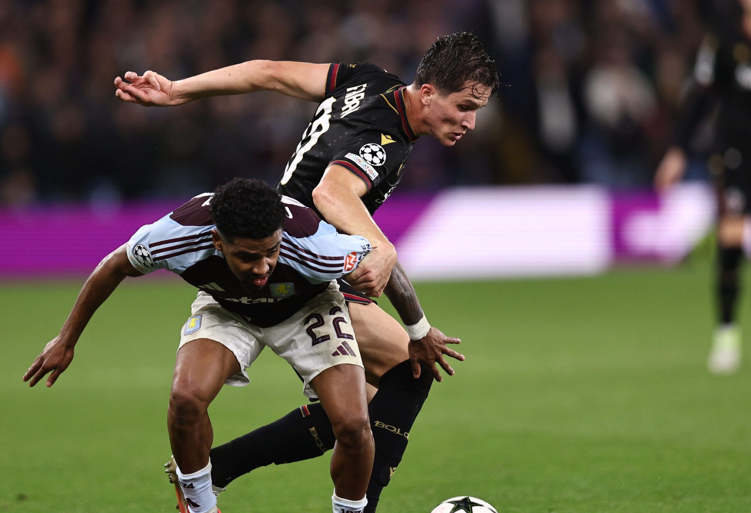 Giovanni Fabbian (© Bologna FC 1909) nella partita di Champions League, Aston Villa vs Bologna.