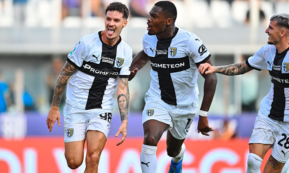 Dennis Man e Ange-Yoan Bonny esultano con la maglia del Parma