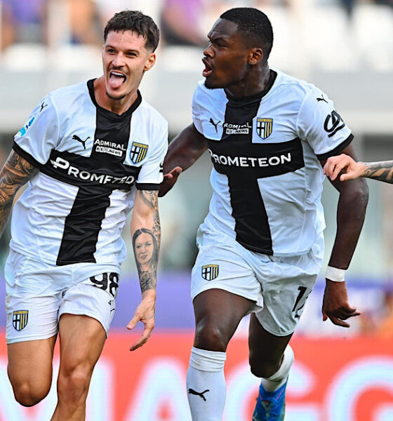 Dennis Man e Ange-Yoan Bonny esultano con la maglia del Parma